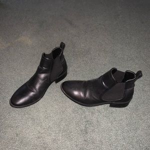 Steve Madden Chelsea boots // black